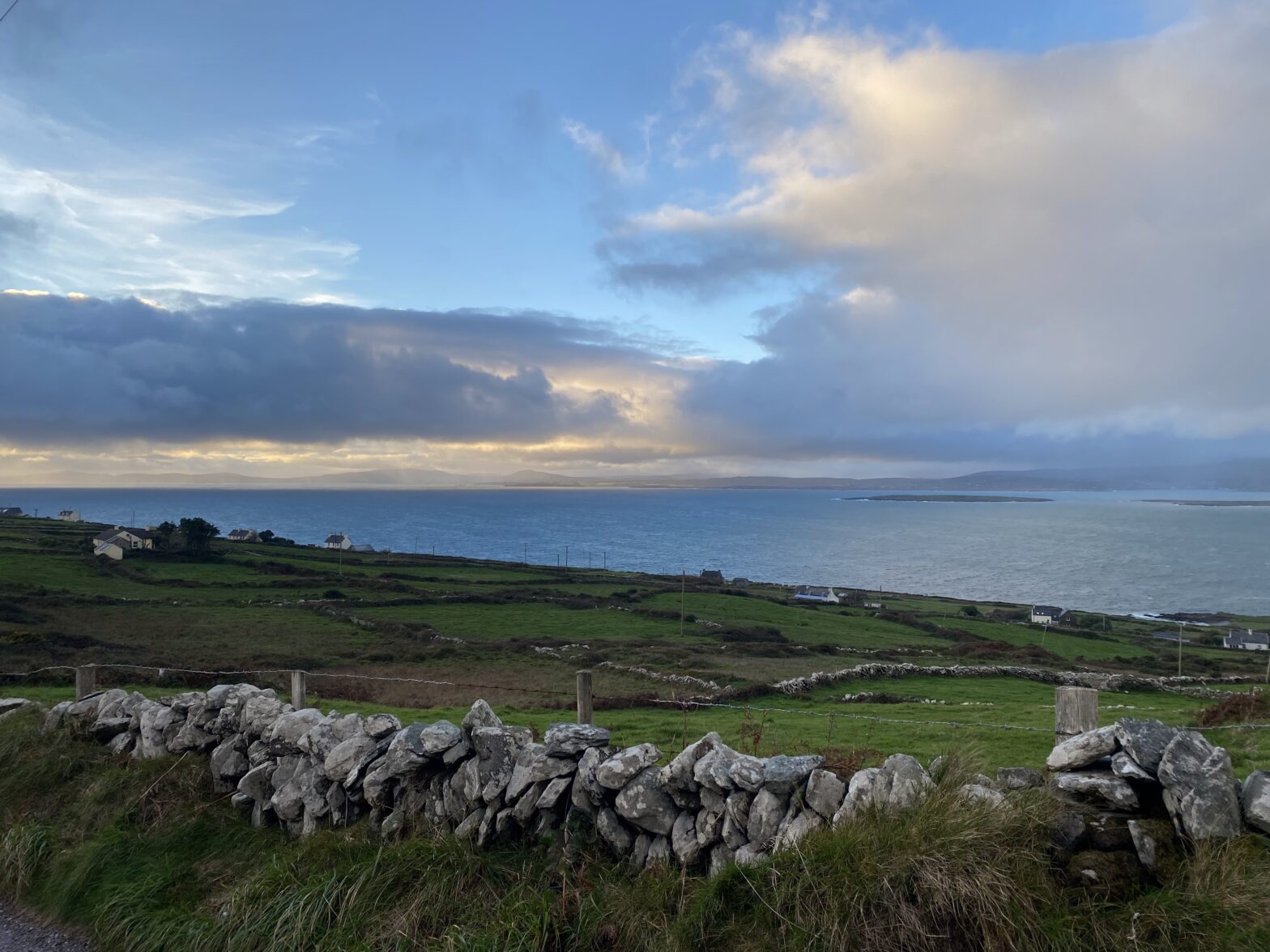 a picture of a hill on a cloud day